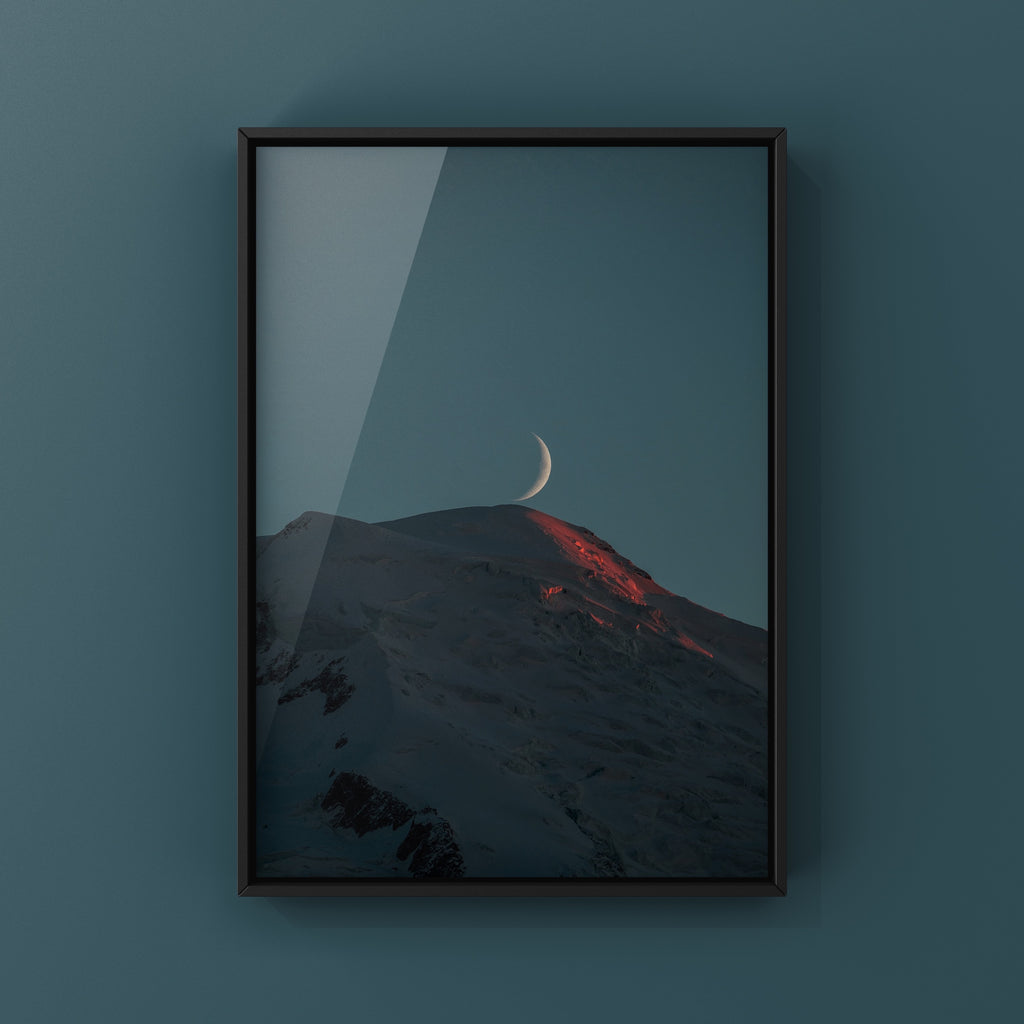 The little moon with the red face